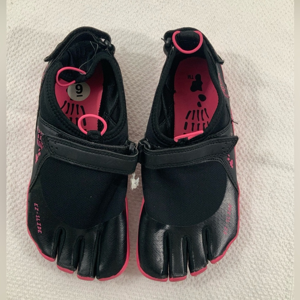 Fila, skele-Toes EZ-slide atletic runnig shoes black pink size 9